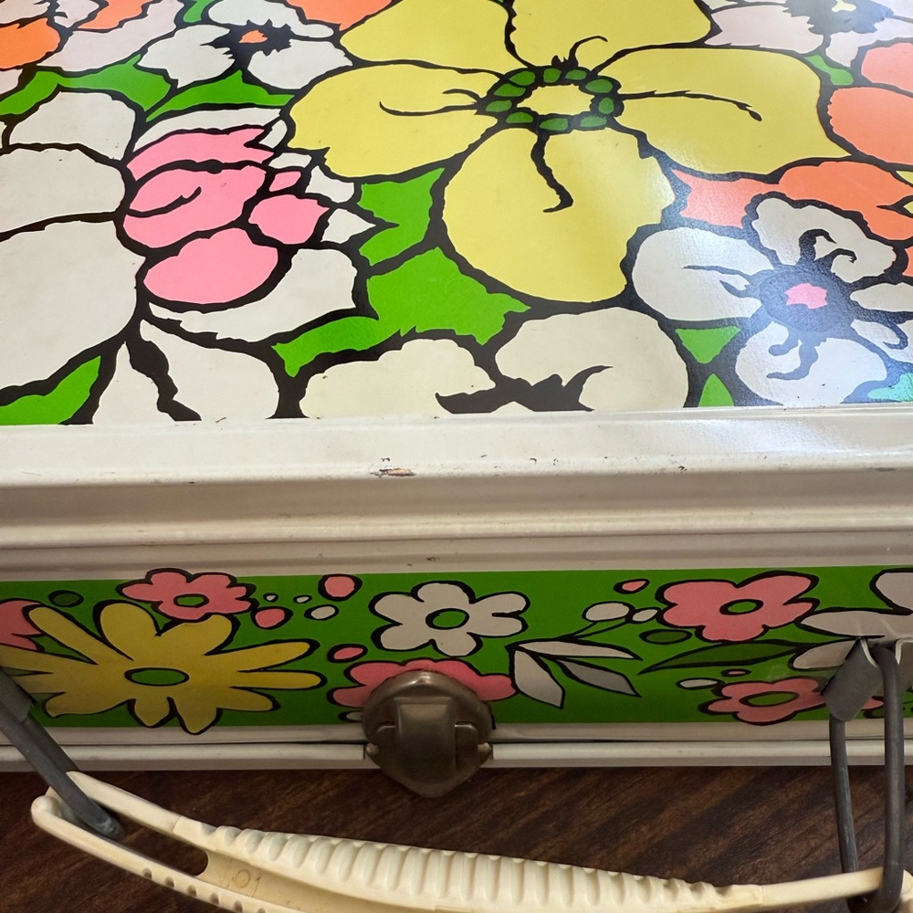 Vintage 1970s flower power lunchbox